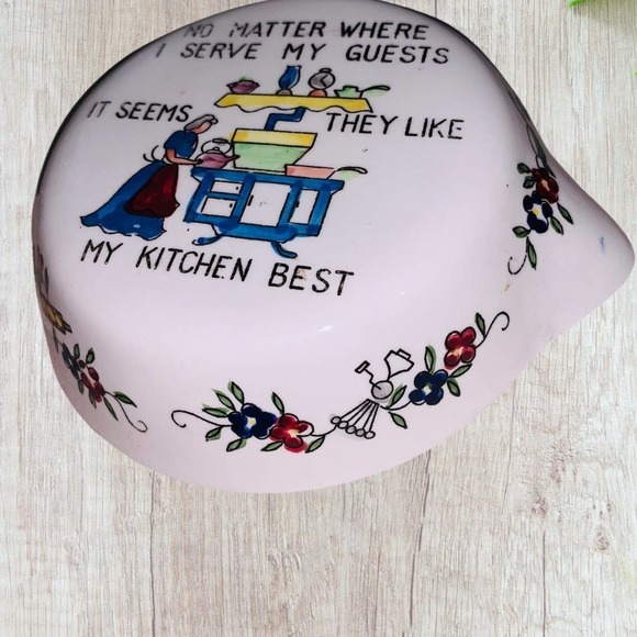 Vintage “ No Matter Where I Serve My Guests... “ Ceramic Frying Pan Wall Pocket - Picture 4 of 5